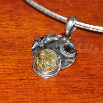 СРЕБЪРЕН МЕДАЛЬОН С  КВАРЦ